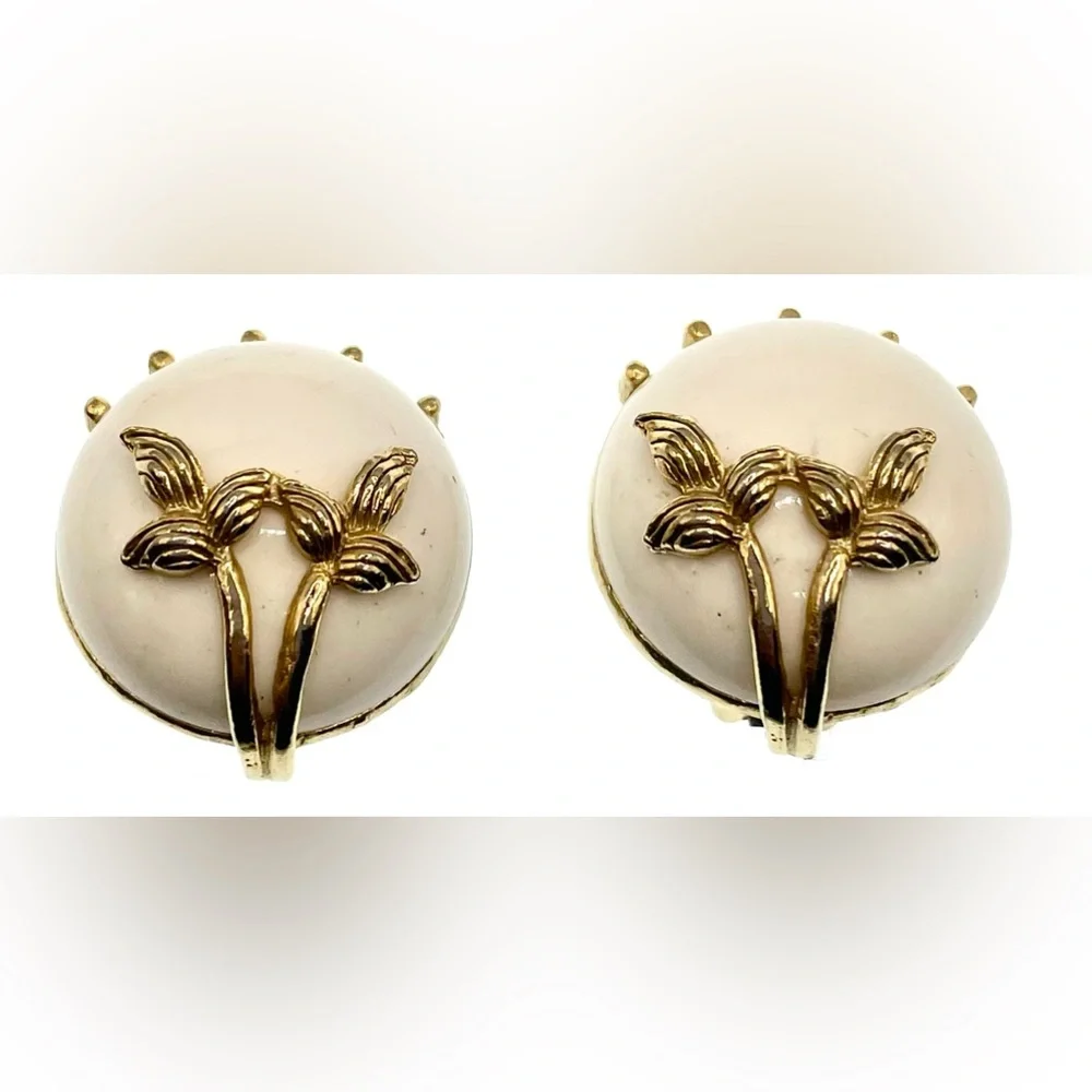 Vintage GoldTone Clip On Earrings White Round Acrylic Center Leaf Overlay Design - Picture 5 of 9